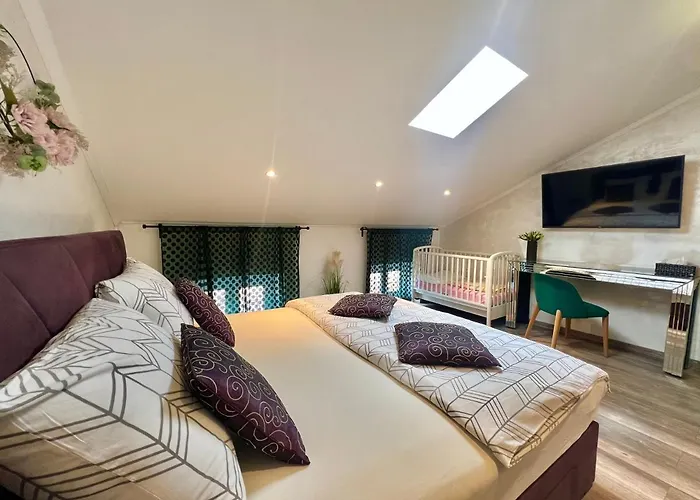 Holiday House Lona