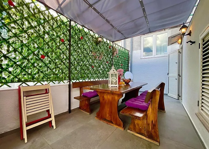 Holiday House Lona